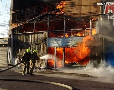 Con el apoyo de drones, 120 voluntarios de Bomberos lograron controlar incendio registrado en la Zona Franca