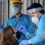 Aumenta número de residentes en Iquique que acuden a operativo PCR de Salud Municipal en Paseo Baquedano