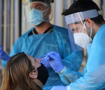 Aumenta número de residentes en Iquique que acuden a operativo PCR de Salud Municipal en Paseo Baquedano