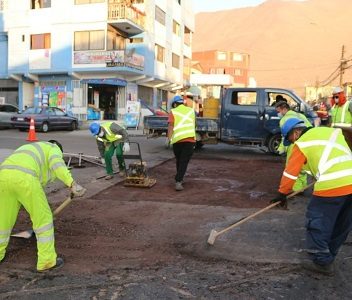 Municipalidad inicia vía licitación, reparación de calzadas en Iquique. Inversión es de casi 112 millones