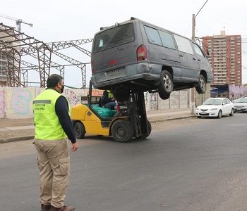 Más de 100 vehículos abandonados retiró Municipalidad de Iquique durante 2020 y más de 30 durante este año