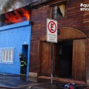 Incendio en centro de Iquique destruyó 10 viviendas y un local comercial. 10 compañía para sofocar las llamas