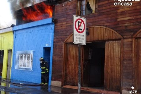 Incendio en centro de Iquique destruyó 10 viviendas y un local comercial. 10 compañía para sofocar las llamas