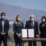 Piñera promulga ley de Migraciones. Alcalde de Iquique no fue invitado a la ceremonia y se enteró por la prensa de la visita presidencial