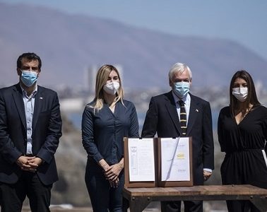 Piñera promulga ley de Migraciones. Alcalde de Iquique no fue invitado a la ceremonia y se enteró por la prensa de la visita presidencial