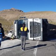 Volcamiento de camión en Colchane deja a un bebé herido. Se encuentra fuera de peligro