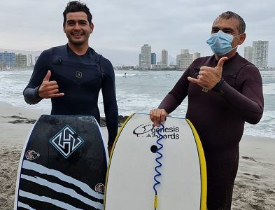 Alcalde reelecto de Iquique cumple desafío y se lanza al mar junto a doble campeón mundial de bodyboard