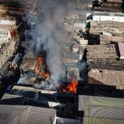 En pleno centro de Iquique, cuatro casas de material ligero fueron destruidas por un incendio