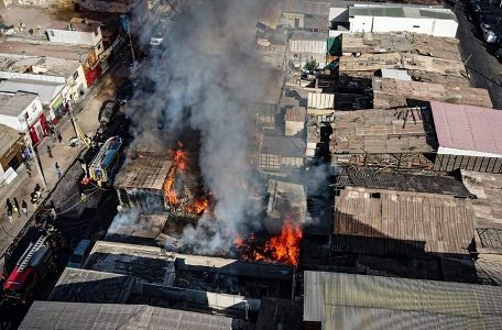 En pleno centro de Iquique, cuatro casas de material ligero fueron destruidas por un incendio