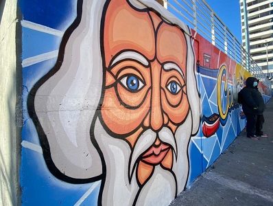 Unidad de muralistas de la municipalidad de Iquique realiza obra de más de 30 metros cuadrados en Caleta Cavancha