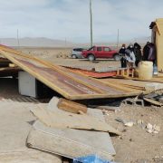 Fuertes vientos derriban casa de material ligero en Colchane
