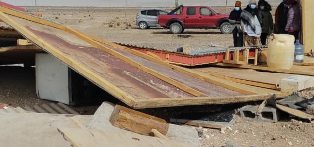 Fuertes vientos derriban casa de material ligero en Colchane