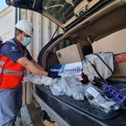 Aduanas intercepta piezas para armar 30 fusiles ocultas en dos autos que llegaron en un contenedor desde Estados Unidos.