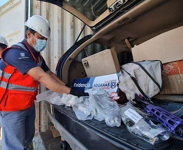 Aduanas intercepta piezas para armar 30 fusiles ocultas  en dos autos que llegaron en un contenedor desde Estados Unidos.