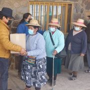 Municipio de Colchane entrega alimentos a adultos mayores de la comuna. Parte de la donación se adquirió con recursos de la embajada de India