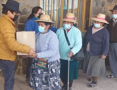 Municipio de Colchane entrega alimentos a adultos mayores de la comuna. Parte de la donación se adquirió con recursos de la embajada de India