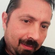 Instalación de Convención: Arrancando adoquines para abrazar nuestra arena de playa