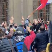 Constituyentes con las manos en Alto intentan impedir el avance del guanaco, en afueras del Congreso en Santiago