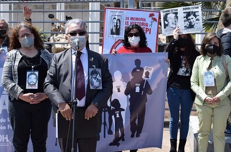 En las afueras del ex Regimiento Telecomunicaciones, INDH y organizaciones de DDHH conmemoraron Día Internacional del Detenido Desaparecido.