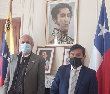 Embajador de Venezuela recibe a alcalde de Colchane. Abordan tema migratorio que afecta a pobladores de la comuna altiplánica