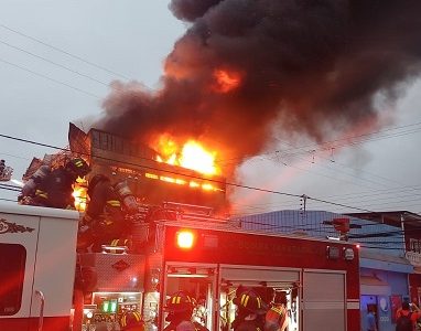 Incendio de grandes proporciones en Iquique, destruyó edificio donde funcionaba la fábrica Moisés