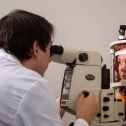 La falta de luz solar y exceso de pantallas son las principales causas del aumento  problema de refracción.