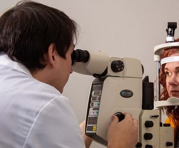 La falta de luz solar y exceso de pantallas son las principales causas del aumento  problema de refracción.