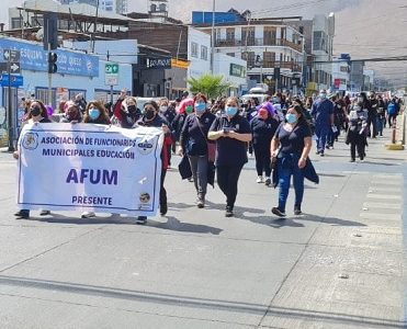«Por un traspaso sin despidos», la consigna de la marcha de los trabajadores de la educación que recorrió Alto Hospicio e Iquique
