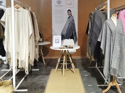 Artesanas aymaras del Tamarugal exponen productos de lana de alpaca en el evento Impact en Francia