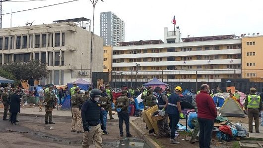 Colegio de Psicólogos rechaza «acciones violentas y xenofóbicas realizadas por grupos organizados contra familias migrantes»
