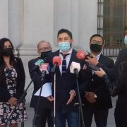 En la misma Moneda, Gobernador Carvajal notifica de recurso de protección en contra del Presidente Piñera