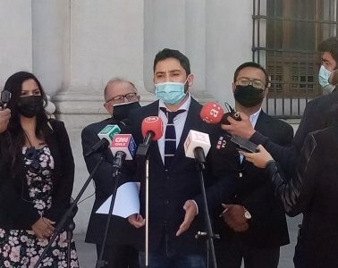 En la misma Moneda, Gobernador Carvajal notifica de recurso de protección en contra del Presidente Piñera