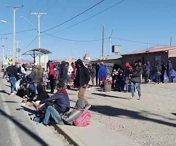Alcalde de Colchane denuncia ingreso explosivo de migrantes por la frontera y dos muertes en las últimas horas
