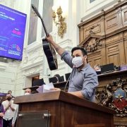 «El delincuente es el presidente», cantó Convencional Núñez, del Distrito 16, en su discurso de apertura