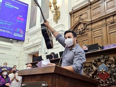 «El delincuente es el presidente», cantó Convencional Núñez, del Distrito 16,  en su discurso de apertura