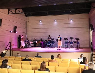Inauguran moderno teatro público en «Escuela Artística Violeta Parra» dotado de cielo acústico, accesos inclusivo y otros equipamientos