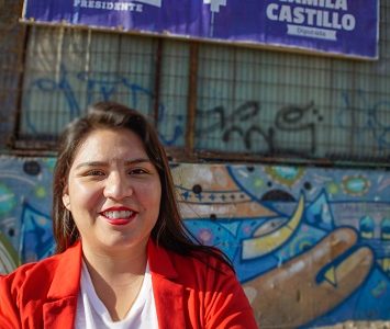 Candidata a diputada Camila Castillo realiza campaña sustentable, usando material factible de ser reciclado