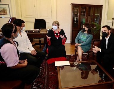 Ex presidenta Bachelet contraria al parlamentarismo. Visita Convención y pide reforzar paridad