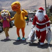 Recuperando la tradición de los carros navideños, funcionarios de Bienes Nacionales recorrieron Iquique y Alto Hospicio