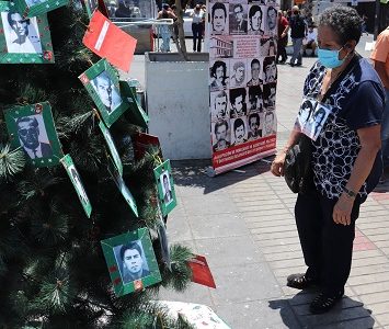 Familiares, compañeros y amigos armaron el “Árbol de la Vida y la Justicia” en Plaza Condell de Iquique