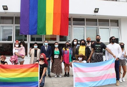 Comunidad LQTBIQA+ desplegó la bandera de la diversidad en el frontis del Gobierno Regional
