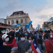 Electores celebraron de forma espontánea y masiva el triunfo de Boric, el Presidente más joven de Chile