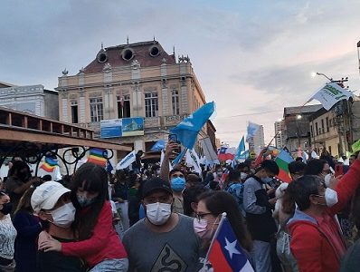 Electores celebraron de forma espontánea y masiva el triunfo de Boric, el Presidente más joven de Chile