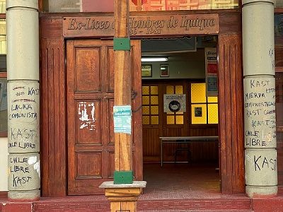 Denuncian intolerancia y vandalismo contra histórico Liceo de Hombres. Frontis dañado con consignas políticas injuriosas