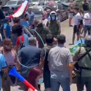 Corresponsales de Canal 13, y de Agencia AP acusan que fueron agredidos por comunicador, durante jornada de protesta.