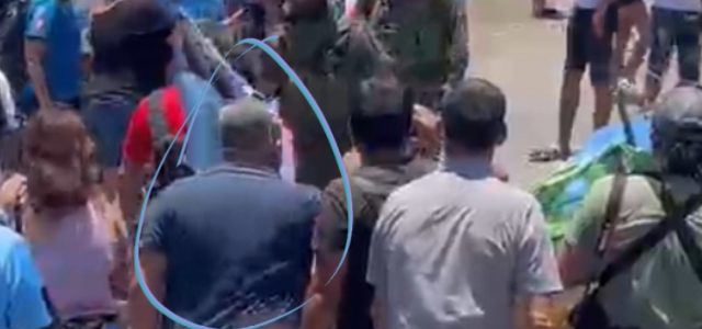 Corresponsales de Canal 13, y de Agencia AP acusan que fueron agredidos por comunicador, durante jornada de protesta.