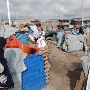 Desbordada situación migratoria en Colchane. Migrantes Improvisan carpas esperando ingresar a Campamento de Primera Respuesta