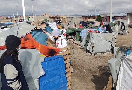 Desbordada situación migratoria en Colchane. Migrantes Improvisan carpas esperando ingresar a Campamento de Primera Respuesta