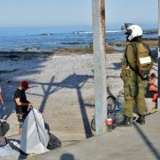 Unos sesenta migrantes que acampaban en espacios públicos, trasladados al refugio  nocturno de Playa Lobito