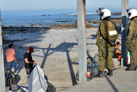 Unos sesenta migrantes que acampaban en espacios públicos, trasladados al refugio  nocturno de Playa Lobito